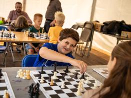 Jongeren schaken op de Stadsparkfeesten