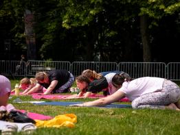 Mensen doen yoga in het Stadspark