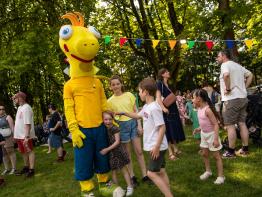 Kinderen gaan samen met Binkie op de foto tijdens Binkies Kinderfestival