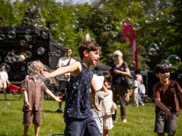 Bellen blazen op Binkies kinderfestival