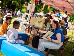 Boekje voorlezen op Binkies Kinderfestival