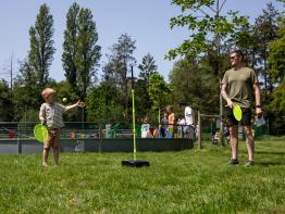 Papa en kind spelen tennis op Binkies Kinderfestival