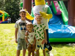 Groepsfoto van Binkie met 3 bezoekers op Binkies kinderfestival