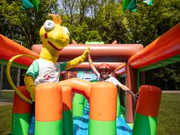 Binkie speelt samen met jongen op springkasteel