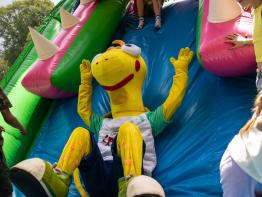 Binkie speelt op springkasteel op Binkies Kinderfestival