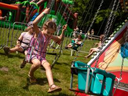 Kinderen op draaimolen op Binkies Kinderfestival 2026