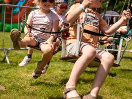 Kinderen op draaimolen op Binkies Kinderfestival