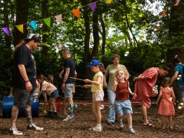 kinderen en ouders spelen in circushoek op Binkies Kinderfestival