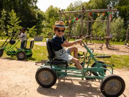 kind fiets op go-cart in het Stadspark