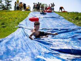 Jongen schuift van waterschuifbaan op Binkies