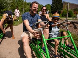 Gezin samen op go-cart in het Stadspark
