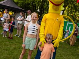 Kinderen gaan op de foto met Binkie
