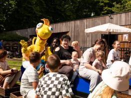 Binkie gaat mee op de treintjes in het Stadspark tijdens Binkies Kinderfestival