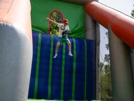 Jongen springt van groot springkussen op Binkies Kinderfestival