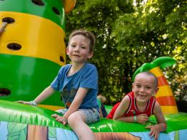 Kinderen spelen op springkasteel op Binkies kinderfestival