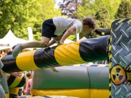 Jongen springt over de Sweeper op Binkies kinderfestival