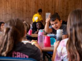 Kinderen in refter op Wollebos