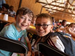 2 jongens lachend aan het eten in de refter op Wollebos