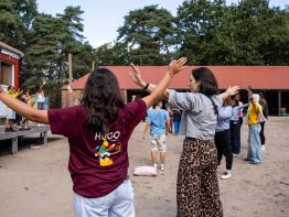 Animatoren dansen mee op liedje op Wollebos