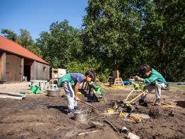 Kinderen spelen in zandbak op Wollebos