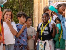 Kinderen eten vieruurtje op Wollebos