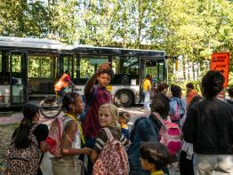 Kinderen gaan naar de bus op Wollebos