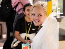 Kind zit op de bus op Wollebos