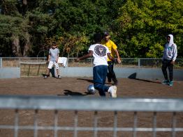 Jongeren spelen pannavoetbal op Wollebos
