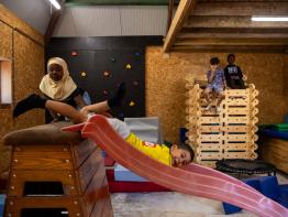 Kinderen spelen in turnhoek op Wollebos