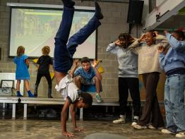 Jongen doet handstand in chillhoek wollebos