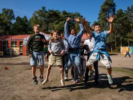 Springfoto van kinderen op Wollebos