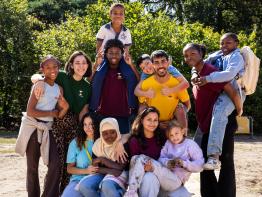 Groepsfoto van animatoren en kinderen op Wollebos