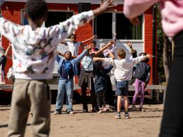 Kinderen dansen op Wollebos