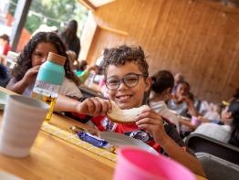 Kind eet lekkere boterhammen op Wollebos