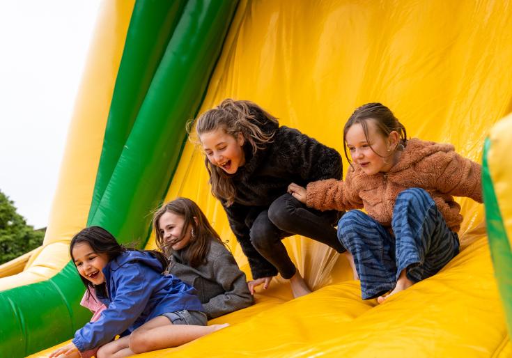 Kinderen spelen op een springkasteel