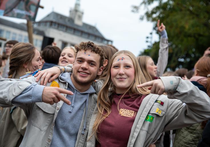 2 jongeren uit jeugdbewegingen lachen met elkaar op de foto
