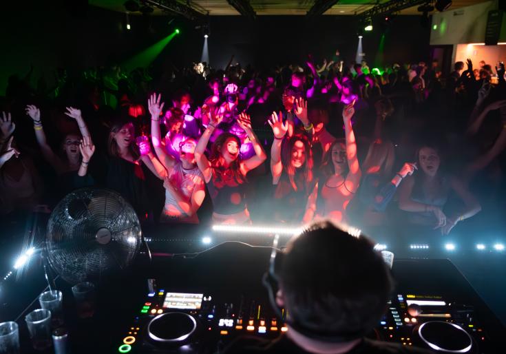 Jongeren vieren feest in Futur