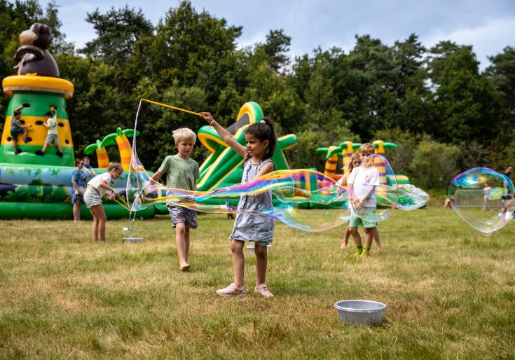 Kinderen maken grote bellen met belleblaas op Binkies kinderfestival 2025