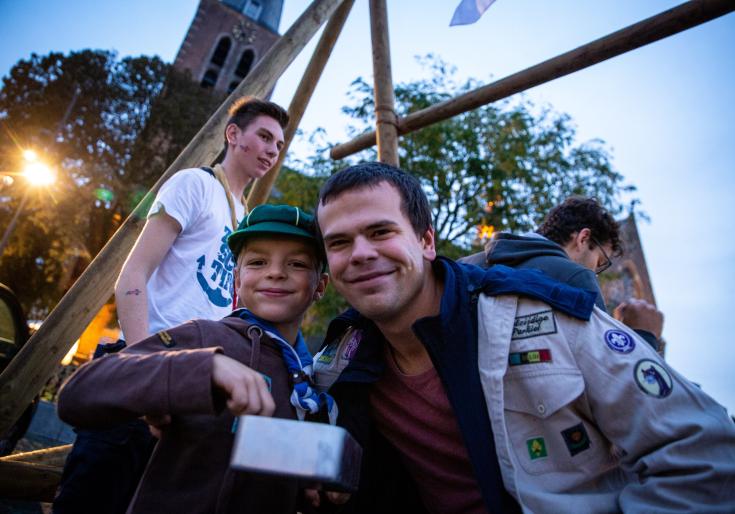 leiding en lid lachen samen met gammel
