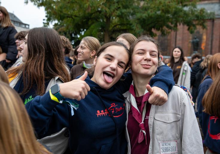 Chiro en scouts lachen samen op foto