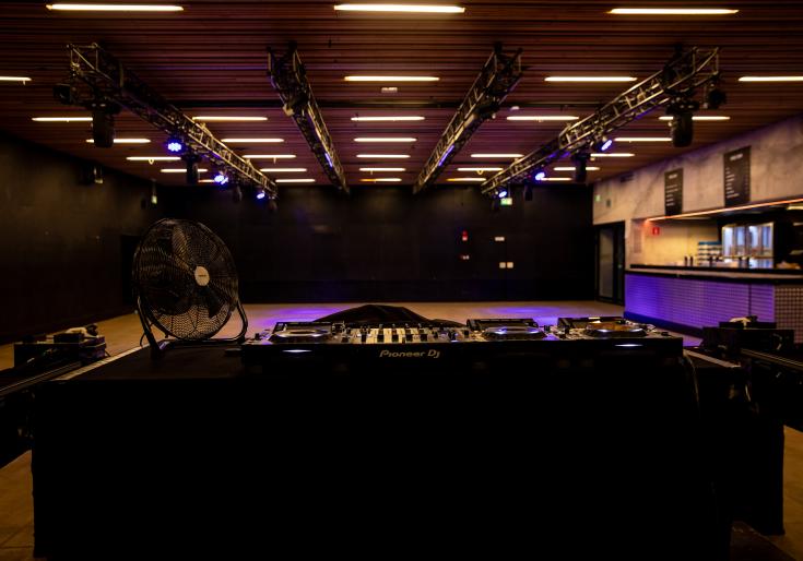 Grote zaal met draaitafel Futur