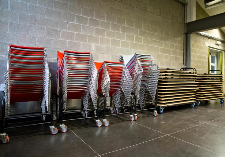 Verzameling van stoelen en tafels Raadsherenpark