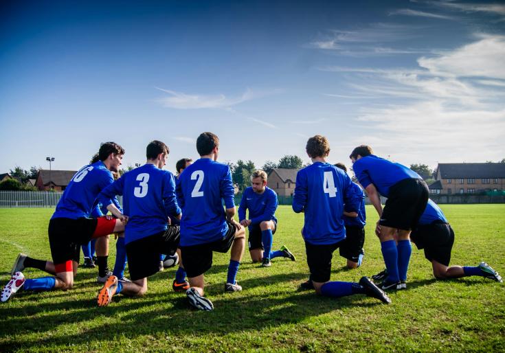 Voetbalteam bespreekt aanpak voor match