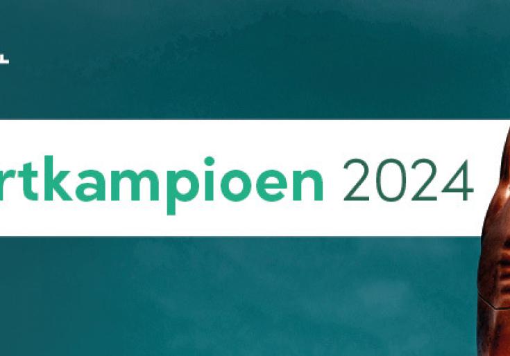 campagne header: man steekt trofee in de lucht
