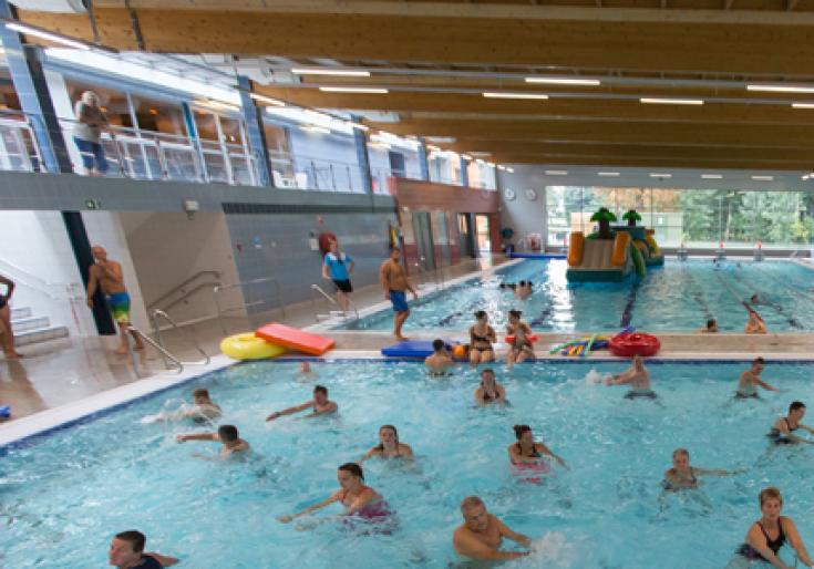 foto van mensen in zwembad Stadspark