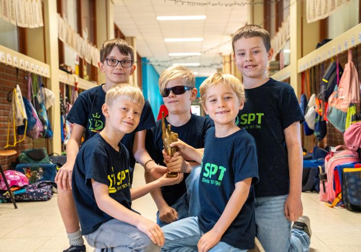 Sint-Pietersinstituut mini's poseren met trofee