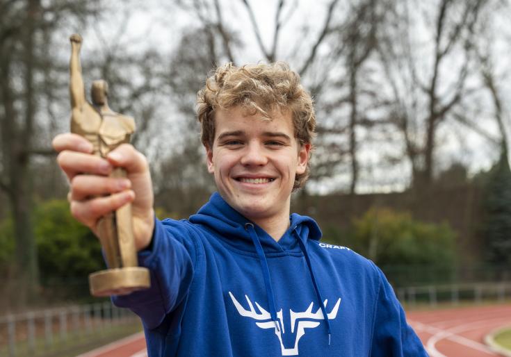Storm Vervloet met trofee sportkampioenenviering