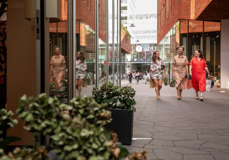 Shoppende mensen in de voetgangerzone aan Turnova