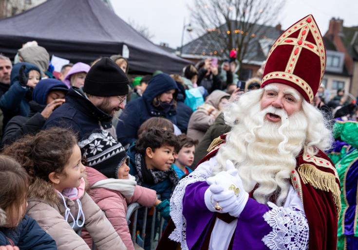 Sinterklaas wandelt langs de kindjes tijdens zijn intrede op op de Nieuwe Kaai